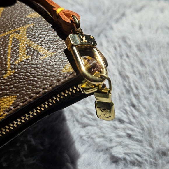 Authentic Louis Vuitton Pochette Accessoire Monogram- Excellent Condition - Picture 9 of 16